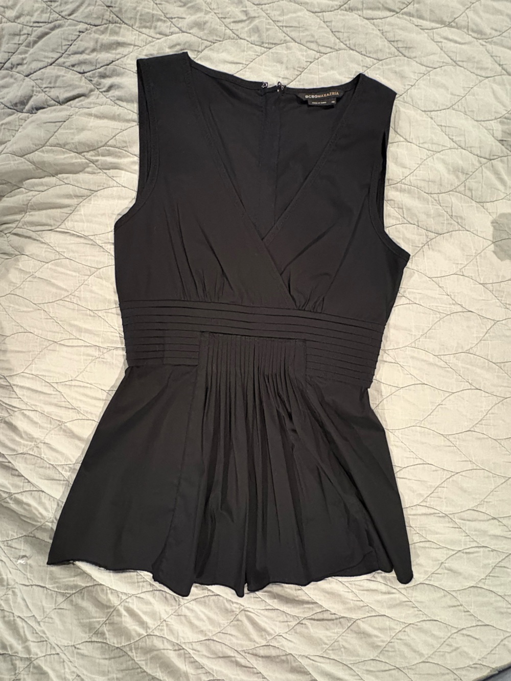 BCBGMaxAzria Black Sleeveless Pleated Waist V-Neck Top
